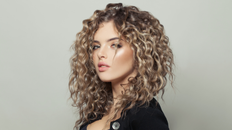 ¿DEBO ALISARME EL CABELLO?